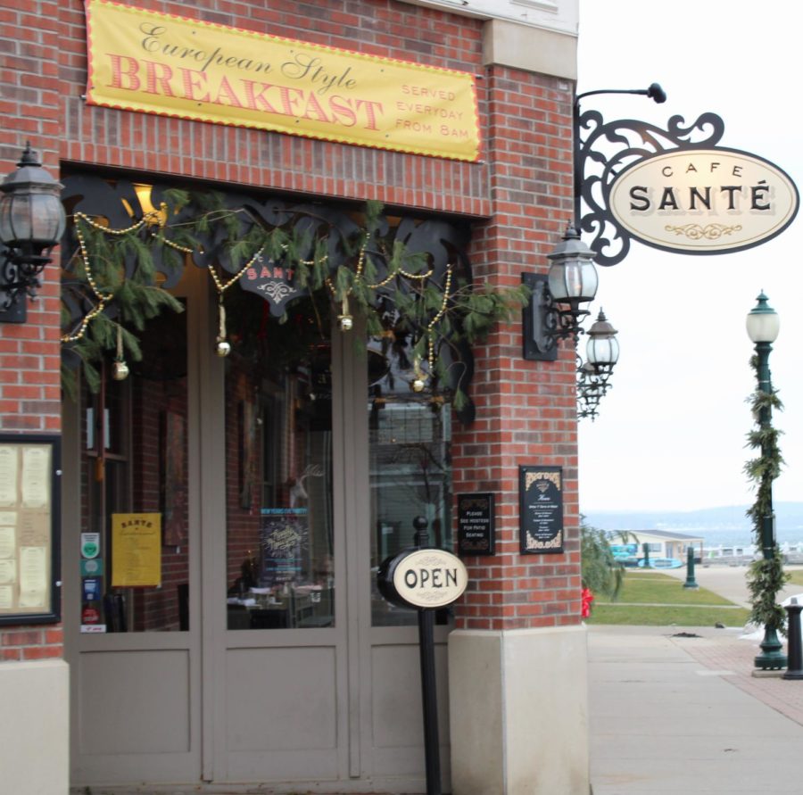 Cafe Sante is a classic European style restaurant with daily specials, as well as a wide range of delicious dishes.  Breakfast, lunch, and dinner are all served.  The dinner menu includes the popular steak and frites, mussels, paninis and wood-fired pizzas. The cafe also has many amenities, including a patio, which is very nice in the warmer months and has a nice view of the lake, as well as live music on Mondays, Fridays and Saturdays.