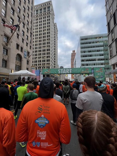 The first wave of the Turkey Trot 5k at the start line minutes before race time.